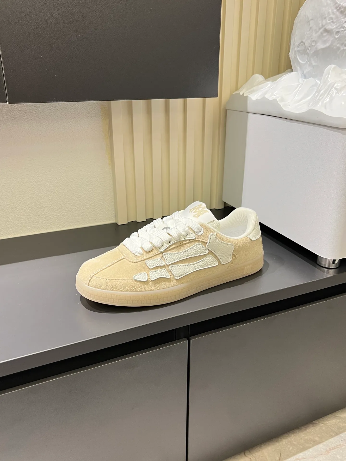 Men's shoes 💰p560 "AMIR*" new men's low-top casual sports sneakers bone shoes, another pair of irresistible bone shoes. Bone shoes are one of AMIRI's most popular items. Made of first-layer cowhide upper. The side bones are made of two cowhide laminations. It has a three-dimensional effect. The leather incisions are all oil-edged. Contrast color design. Simple style. Fashionable sports. Customized metal LOGO nameplate embellished with laces. Exclusive top-quality version. Supports contrast. Breathable mesh lining. The original rubber outsole is a must-have item for daily leisure. It is suitable for various occasions. If you pursue high quality, check it out. It is super cool on the feet and comes with a full set of original packaging! Size: 39-45!